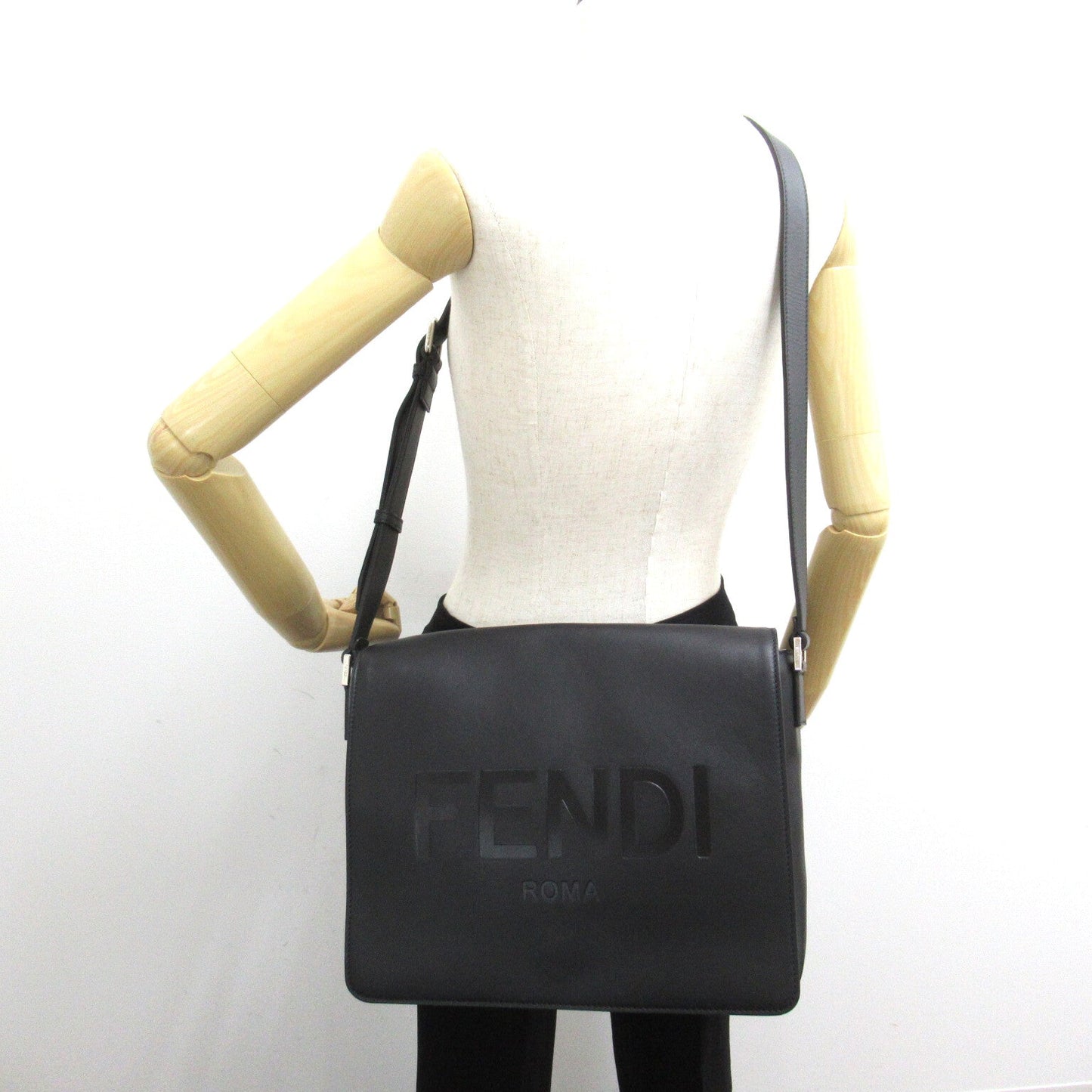 Fendi Fendi Messenger Bag   Black 7VA521