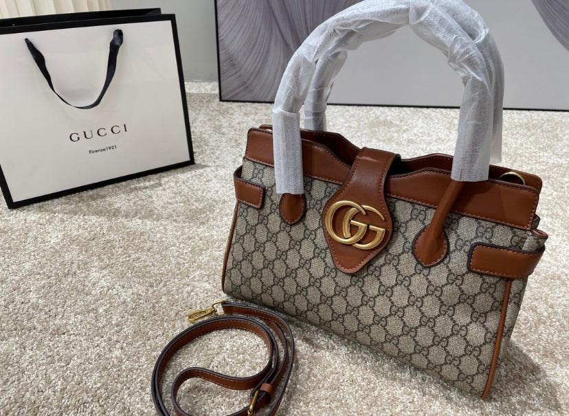 GUCCI a woman shoulder Handbag