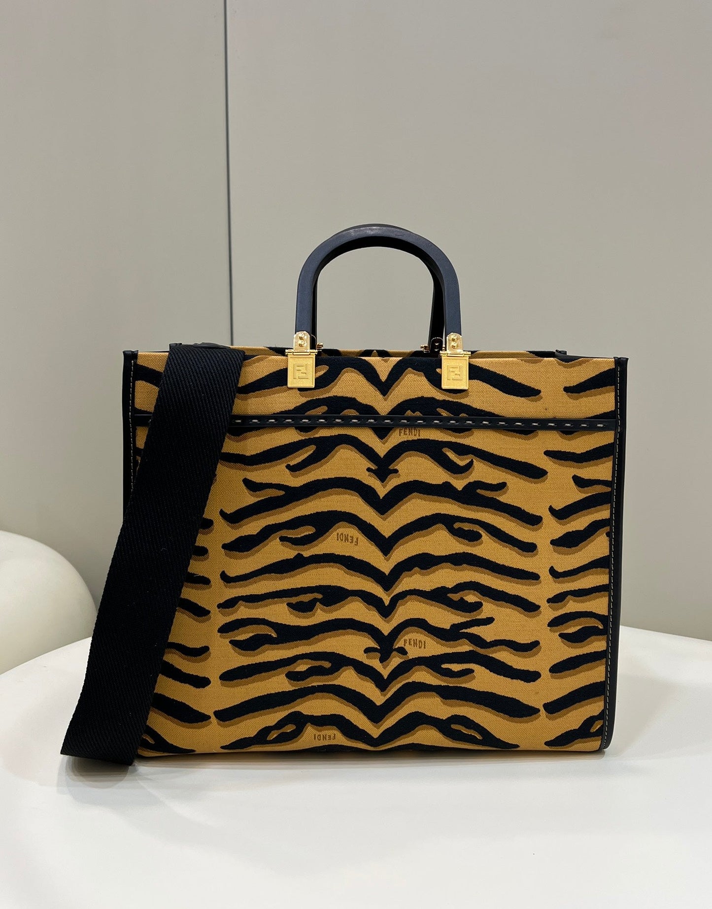 Fendi Sunshine Shopper Meduim Bag