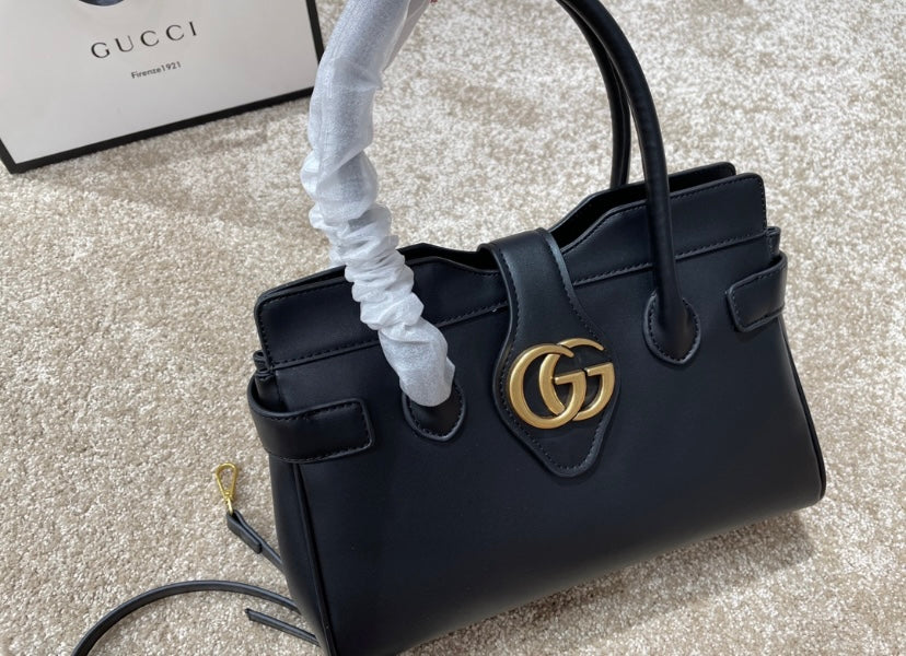 GUCCI a woman shoulder Handbag