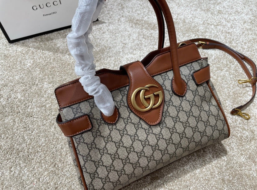 GUCCI a woman shoulder Handbag