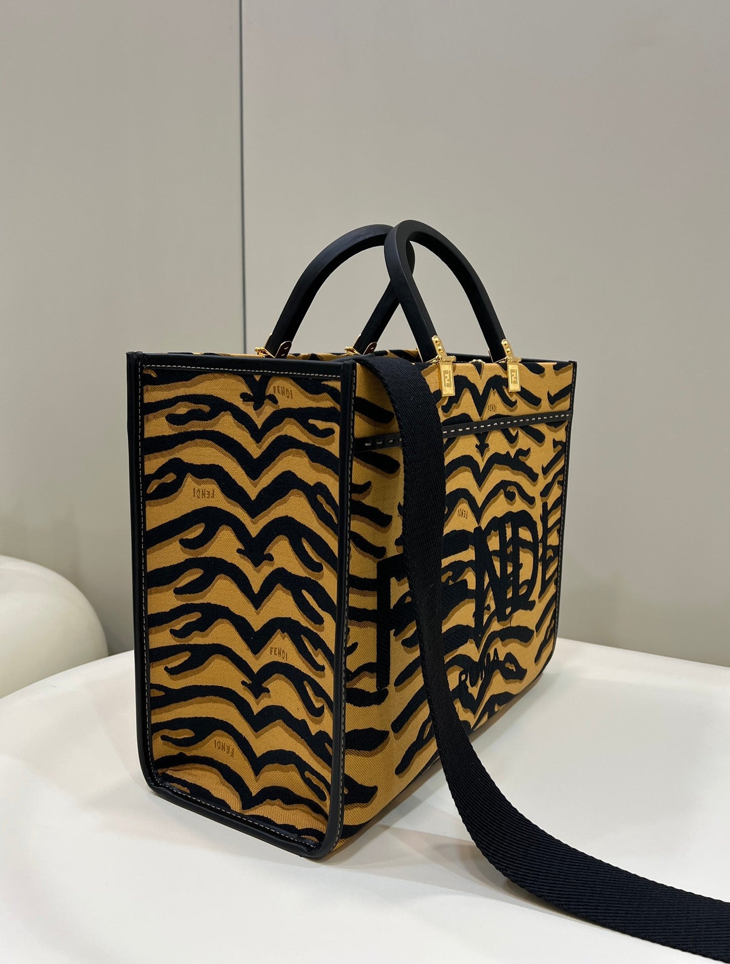 Fendi Sunshine Shopper Meduim Bag